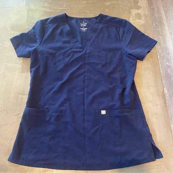 Scrubs and Beyond Scrub set in Navy - Picture 2 of 10